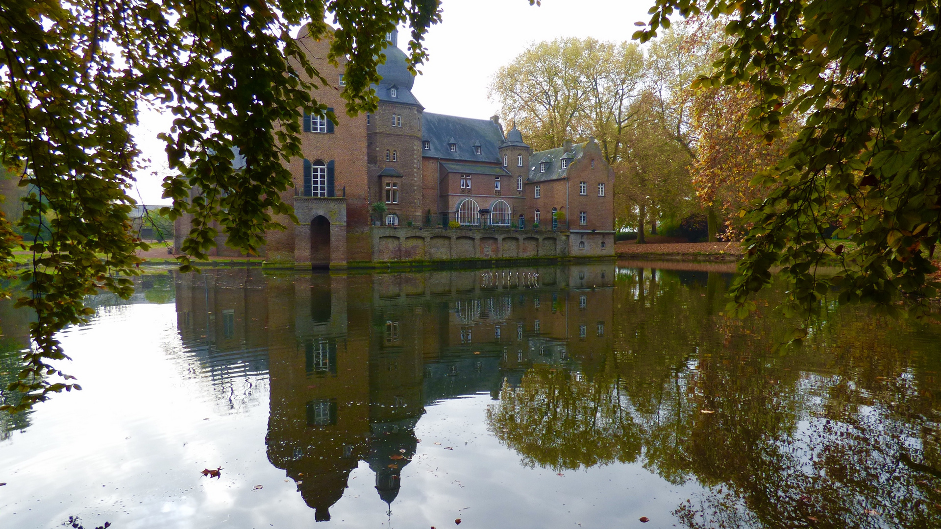 Schloss Bergerhausen im Herbst 