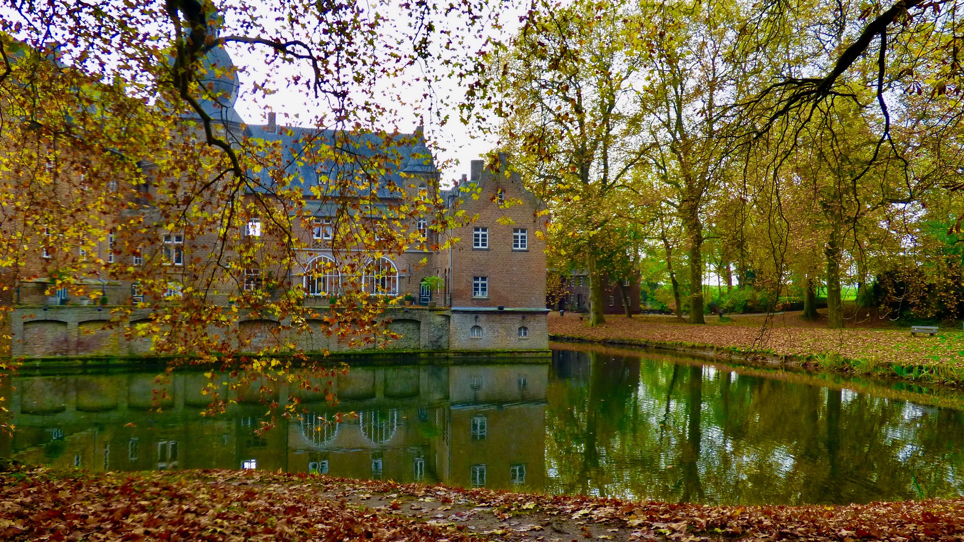 Schloss Bergerhausen im Herbst