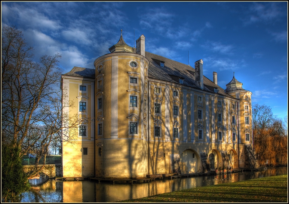 Schloss Bernau/Fischlham/OÖ - die Jännersonne sorgt für Licht und Schatten