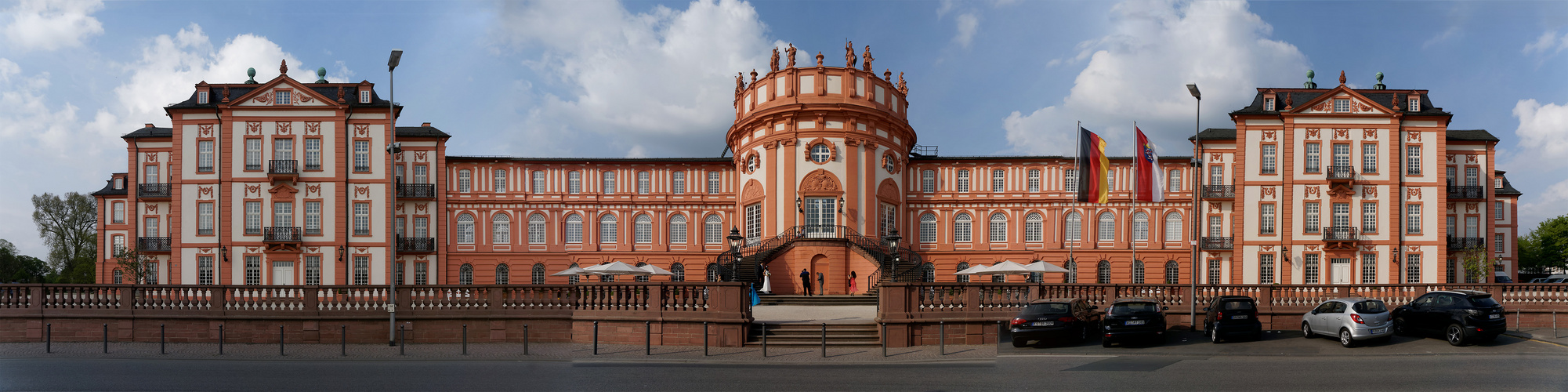 Schloss Biebrich an der Rheinpromenade