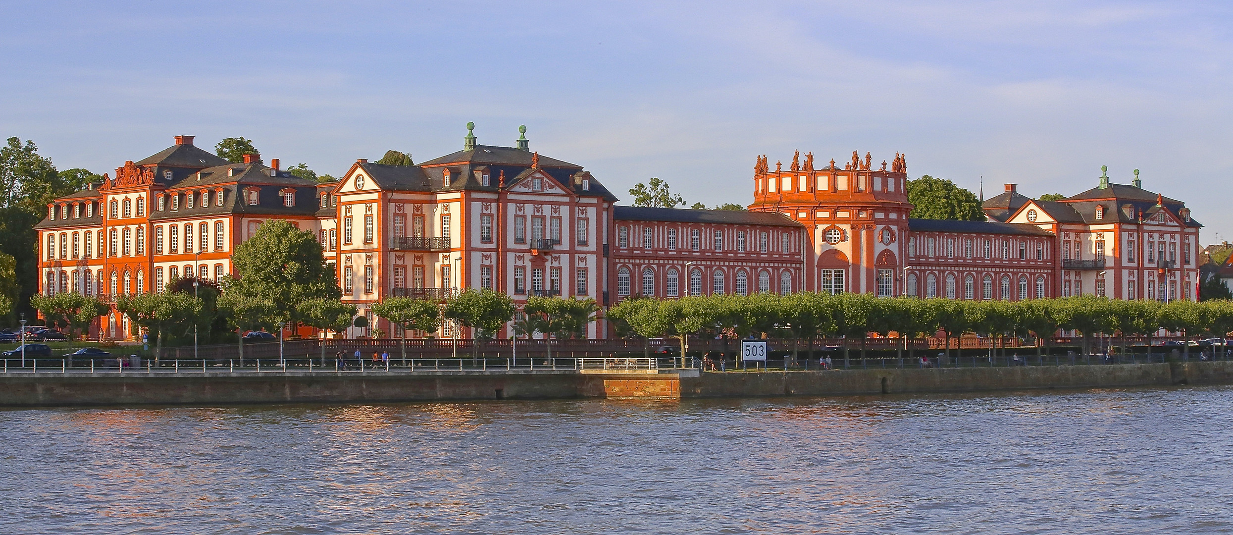 Schloss Biebrich Wiesbaden in der Abendsonne