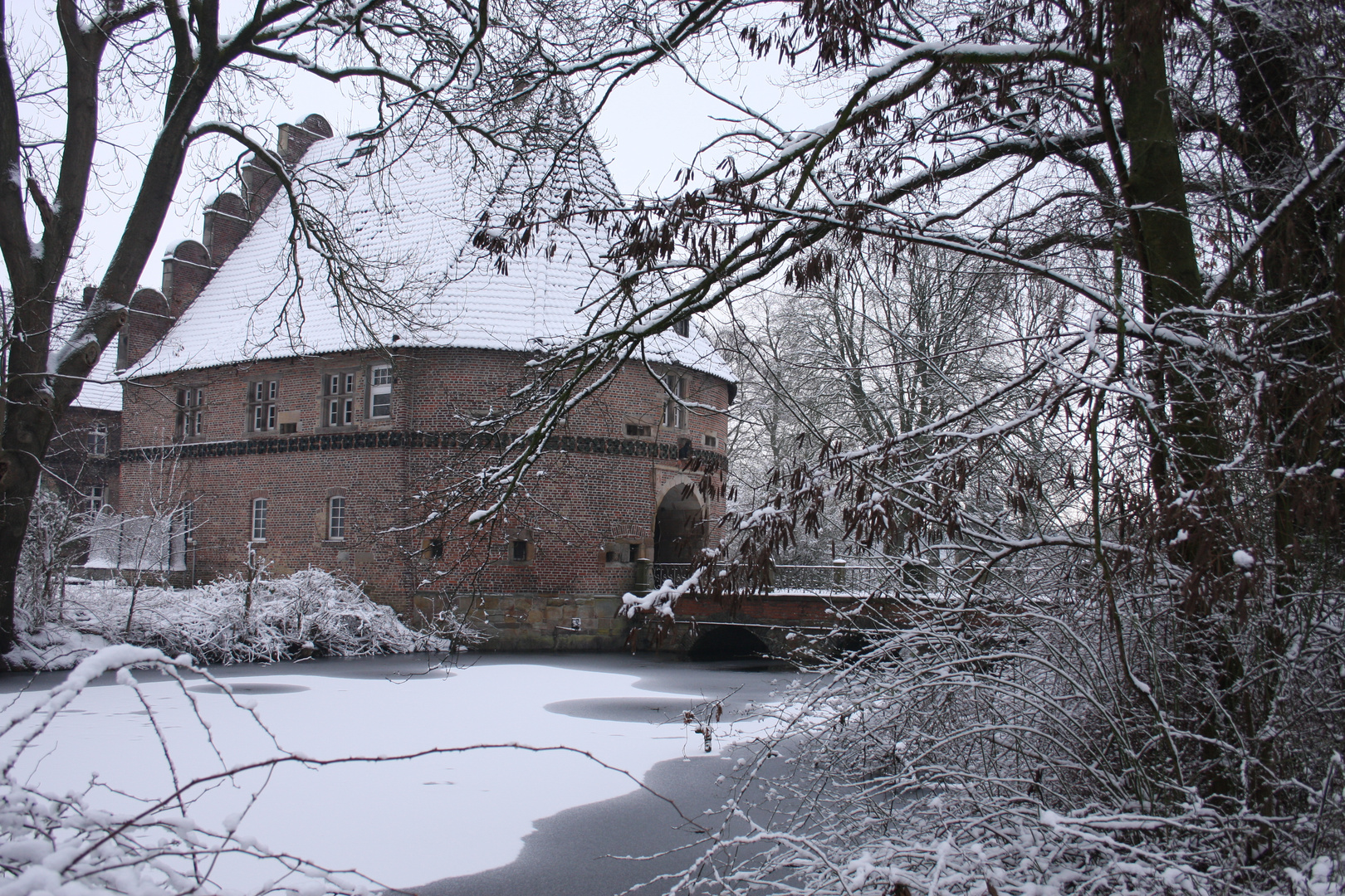 Schloß Bladenhorst Torhaus (Castrop) im Schnee