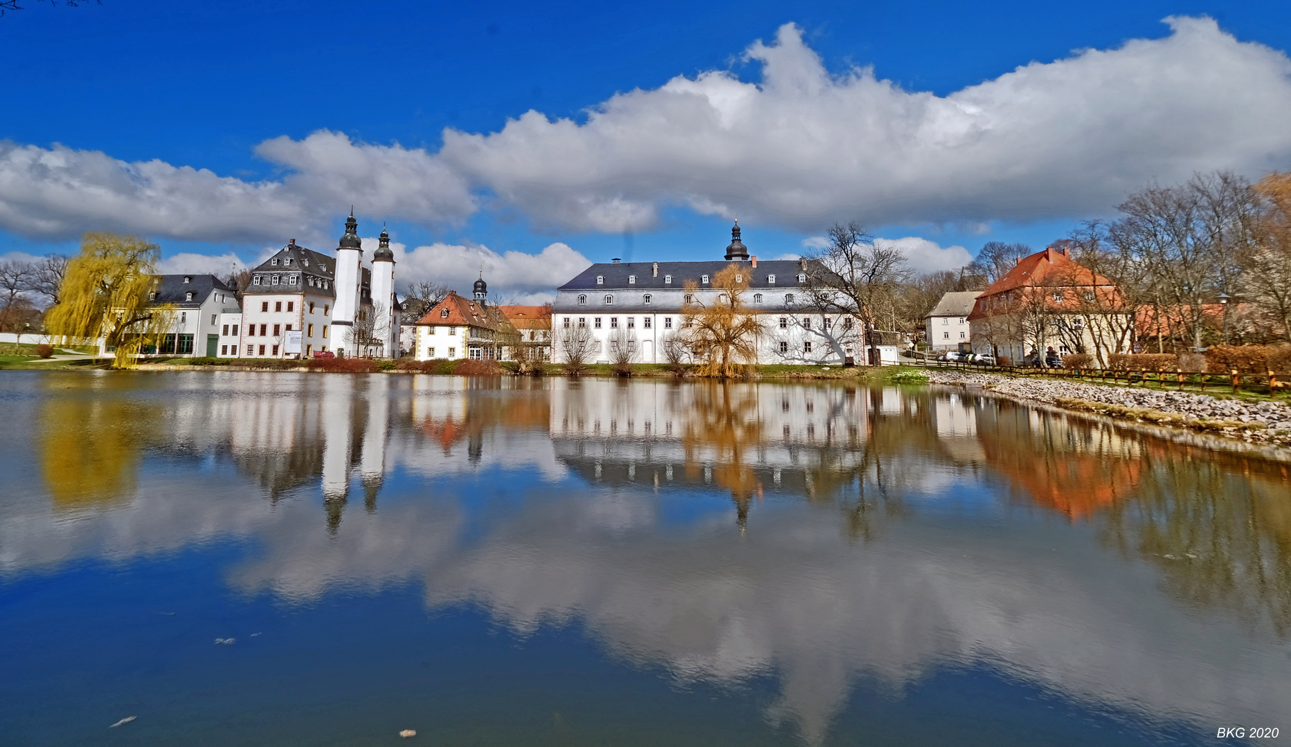 Schloss Blankenhain im Frühlingsspiegel 