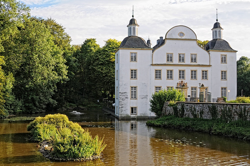 Schloß-Borbeck mit Schloßteich und Schwaneninsel