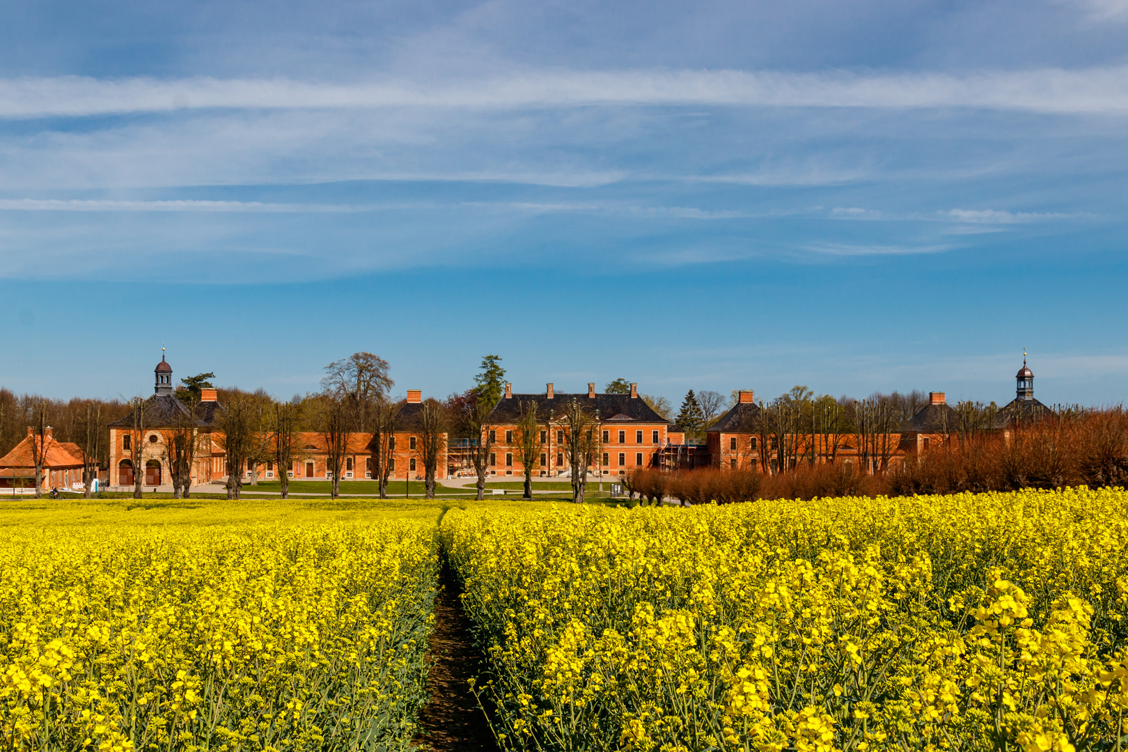 Schloss Bothmer im gelben Gewand