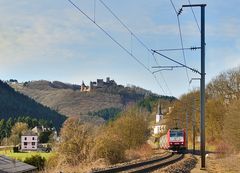 Schloss Bourscheid und Kirche von Michelau