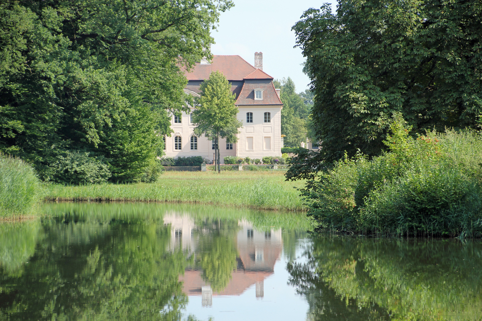 Schloss Branitz bei Cottbus im Spioegel des Schilfsees