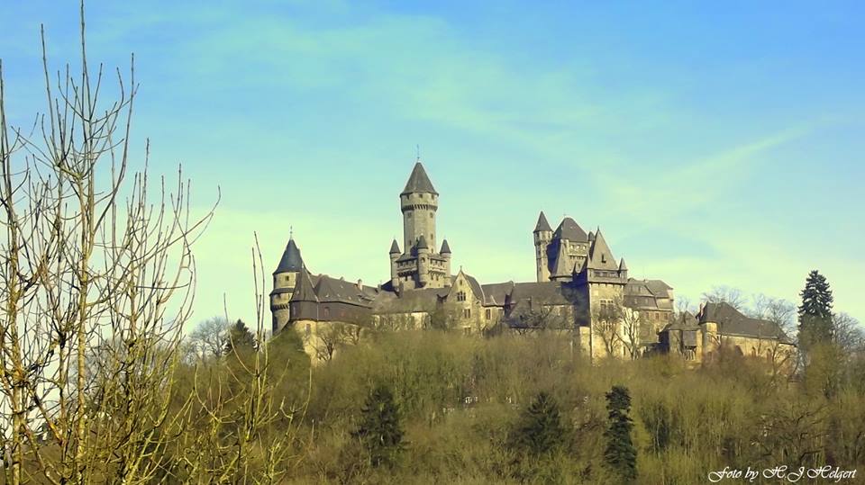 Schloss Braunfels in der Sonne strahlt