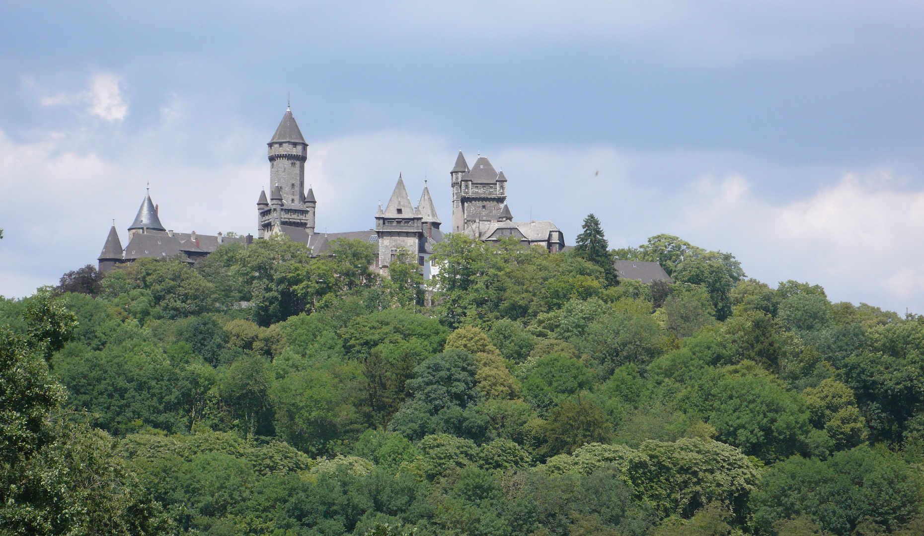 Schloß Braunfels von der Straße aus