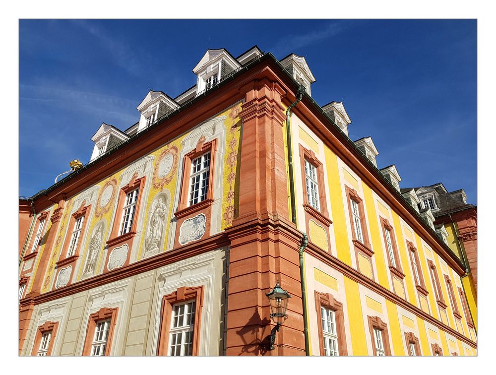 Schloss Bruchsal bei strahlendem Sonnenschein.