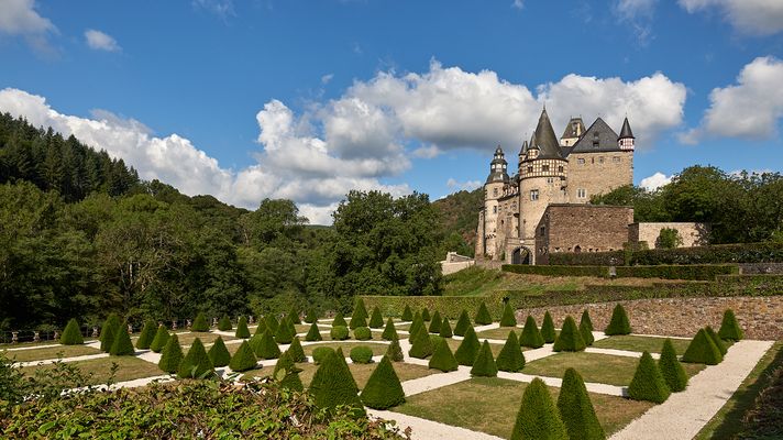 Schloss Bürresheim erhebt sich inmitten unberührter Natur... 