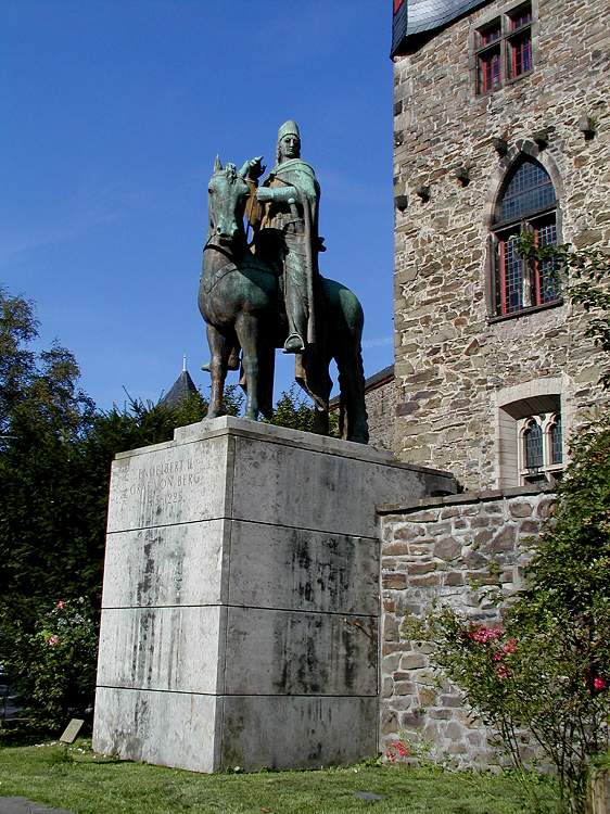 Schloss Burg 1 - Reiterdenkmal