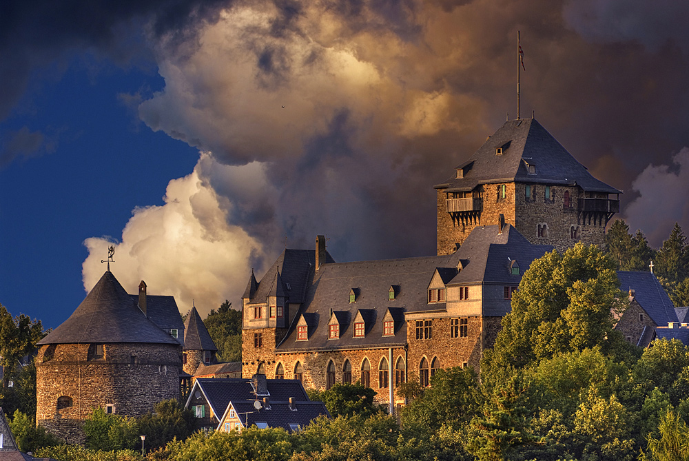 Schloss Burg ...