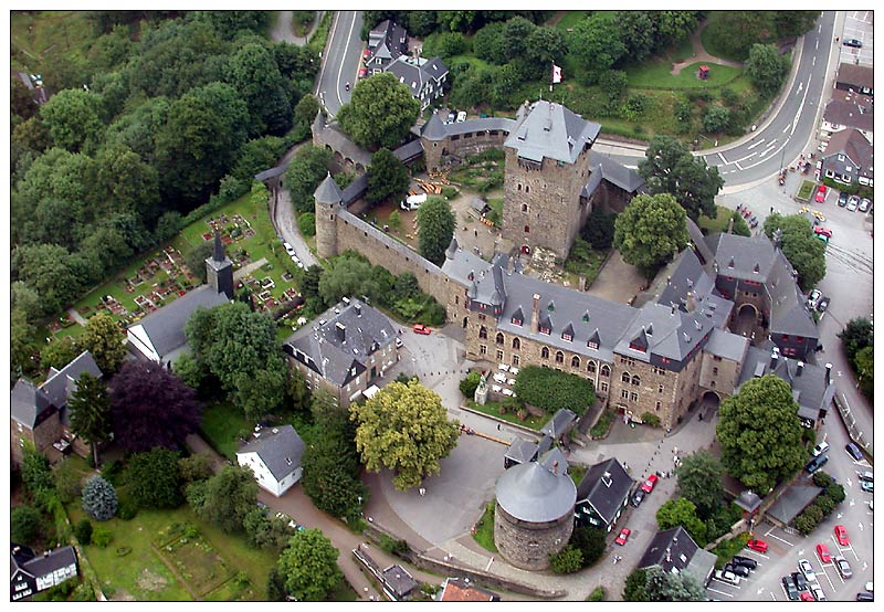 Schloss Burg an der Wupper aus der Luft