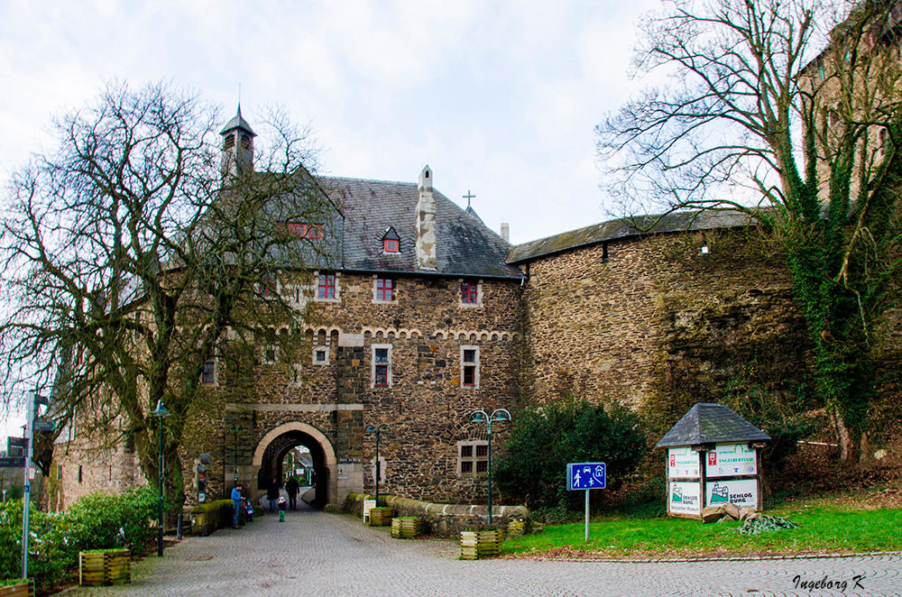 Schloss Burg an der Wuppert - Eingang in die Burganlage