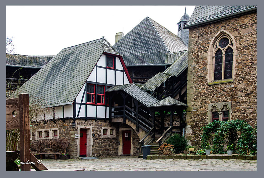 Schloss Burg - Burginnenhof - 1