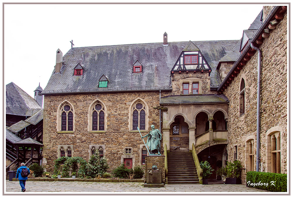 Schloss Burg - Burginnenhof - Aufgang zum Museum