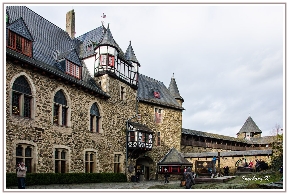 Schloss Burg - Innenhof - in der Mitte eine Nachbildung des Schandpfahls