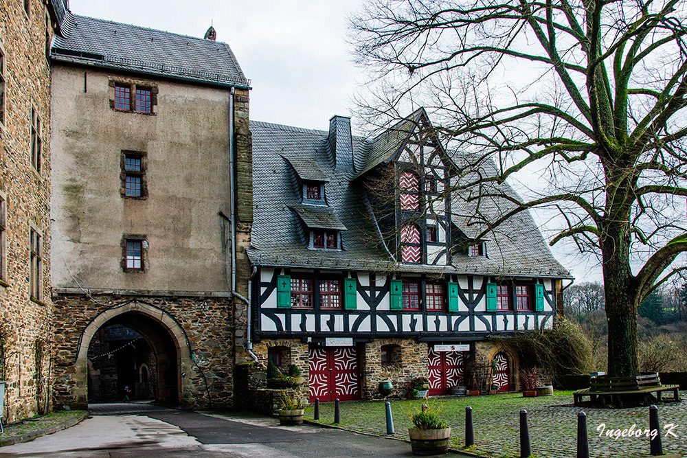 Schloss Burg - Innenhof - Rückseite des Eingangs