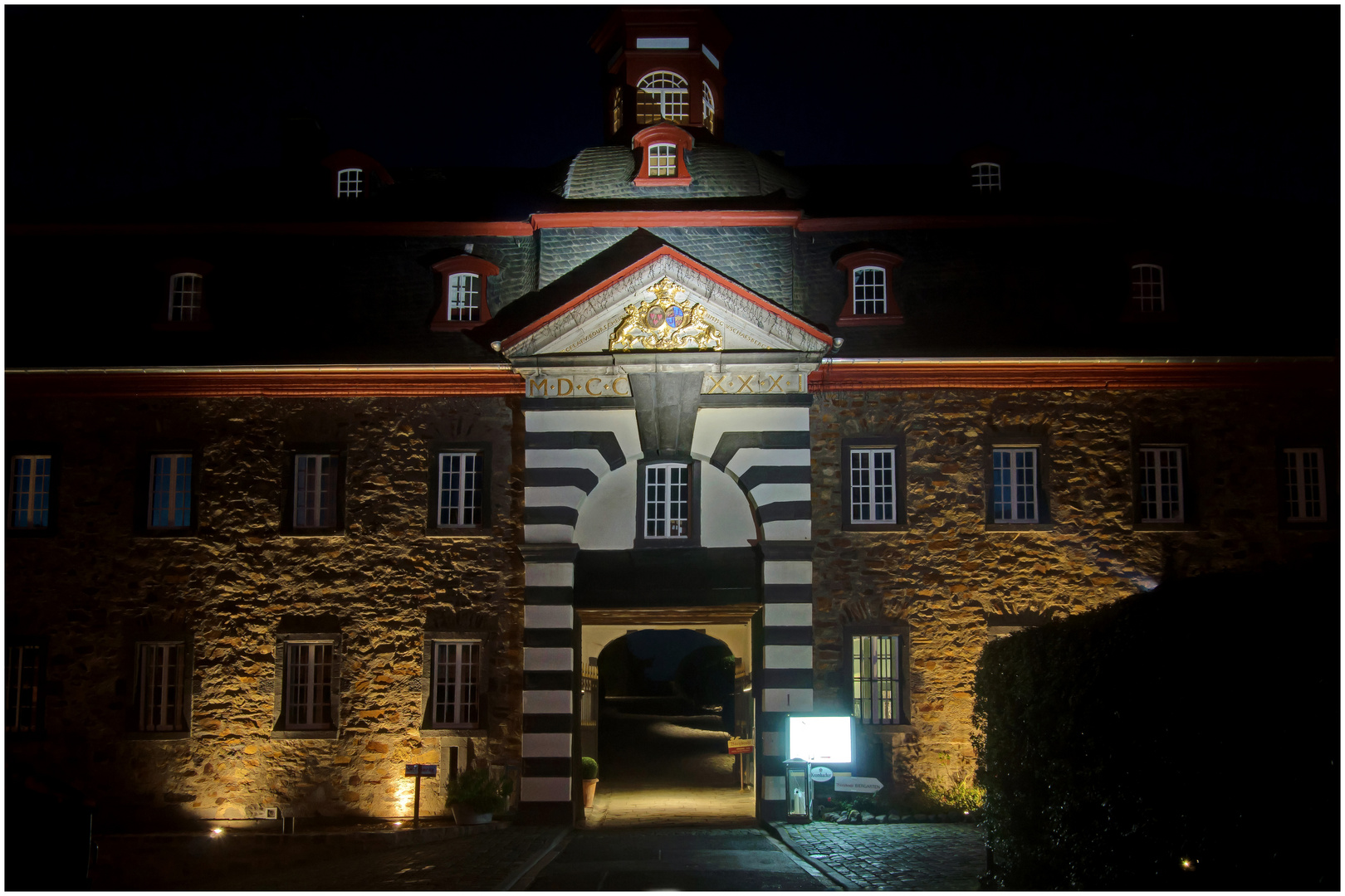 Schloss Burgbrohl bei Nacht