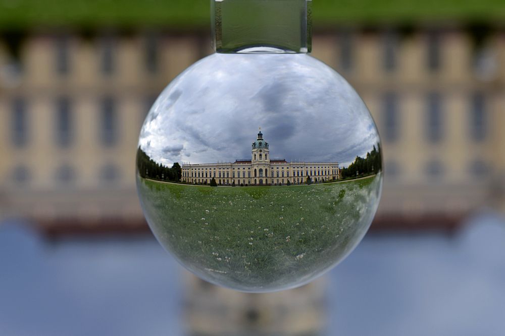 Schloss Charlottenburg durch die Kristallkugel gesehen