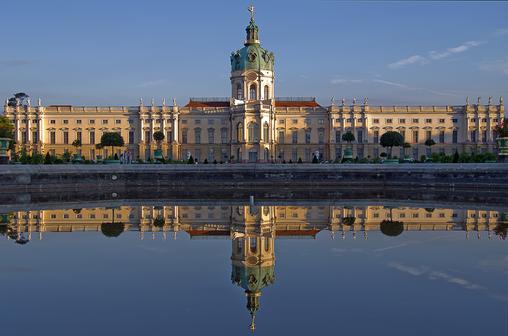 Schloss Charlottenburg gespiegelt im Springbrunnen