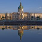 Schloss Charlottenburg gespiegelt im Springbrunnen