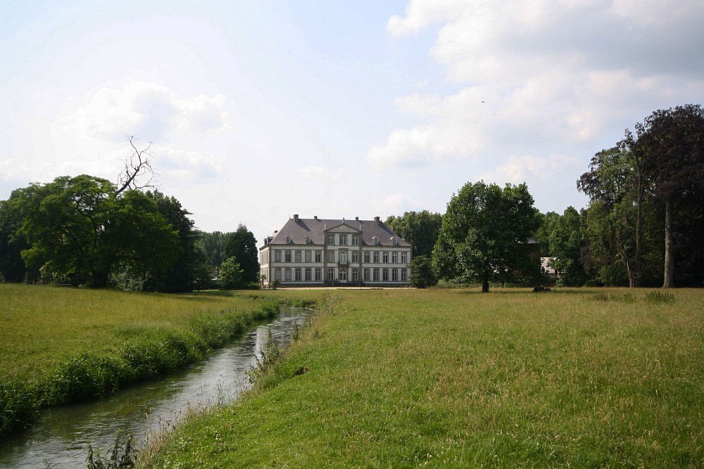 Schloss / Château d'Attre - von hinten