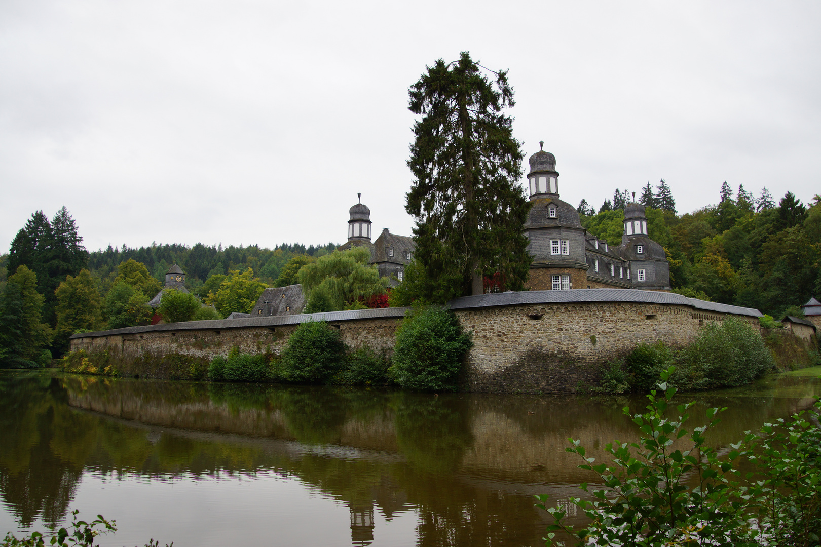 Schloss Crottorf an einem bewölkten September-Tag