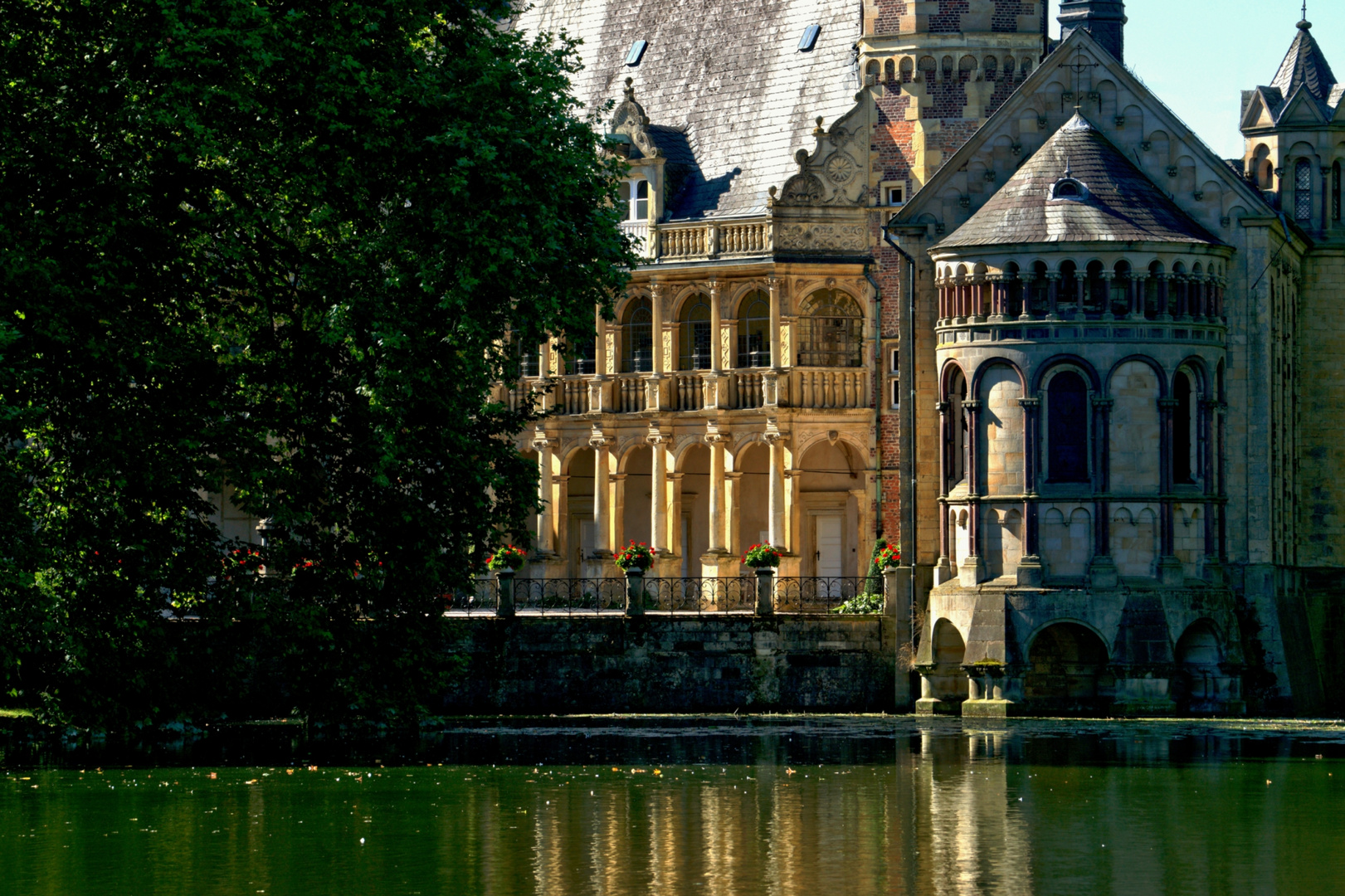 Schloss Darfeld, Arkadenhof und Kapelle.