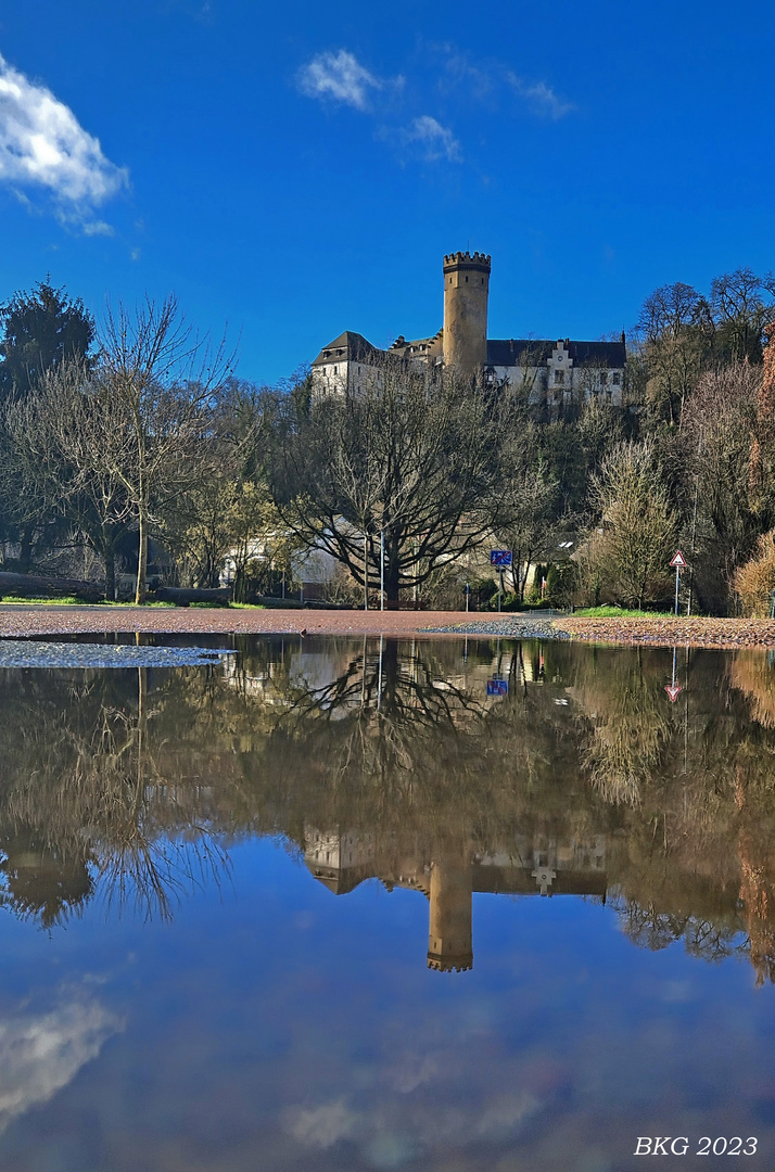 Schloss Dehrn im Januar-Pfützenspiegel 