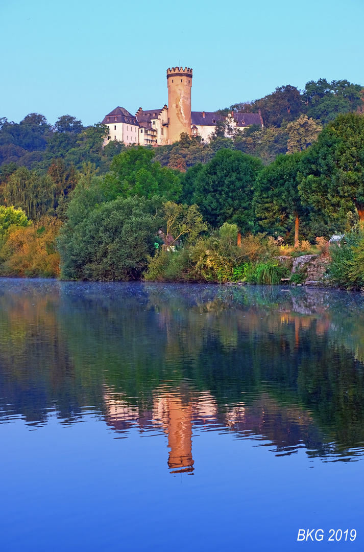 Schloss Dehrn im Morgennebel der Lahn