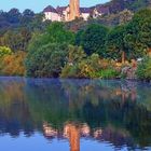 Schloss Dehrn im Morgennebel der Lahn