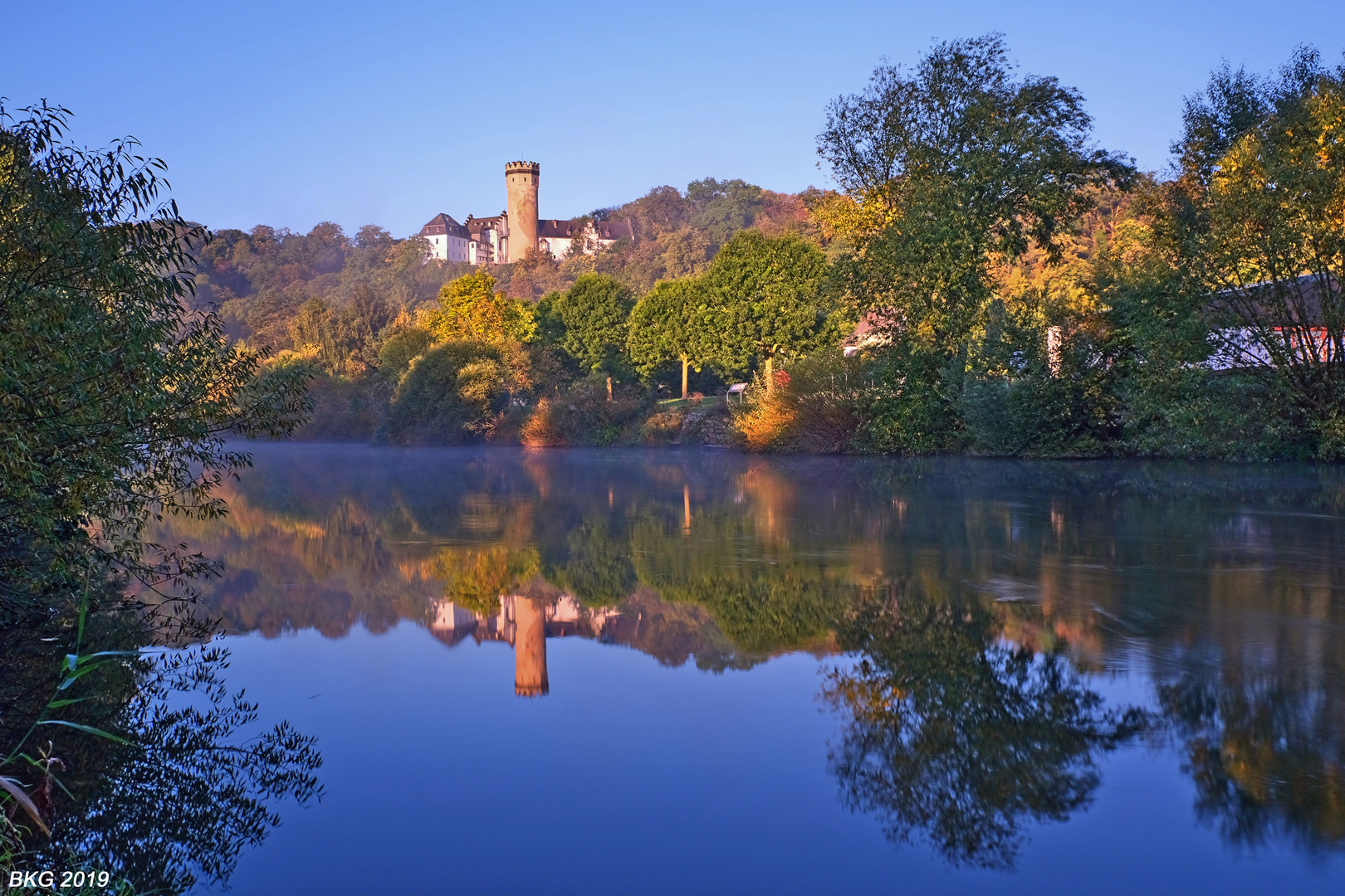 Schloss Dehrn in der Lahnspiegelung 