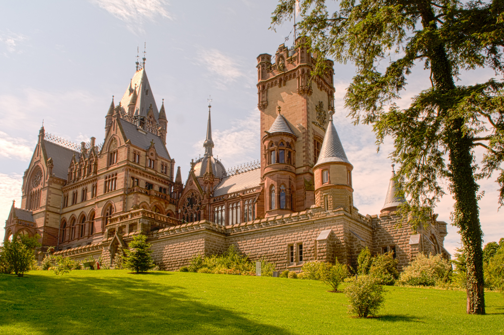 Schloß Drachenburg auf dem Drachenfels