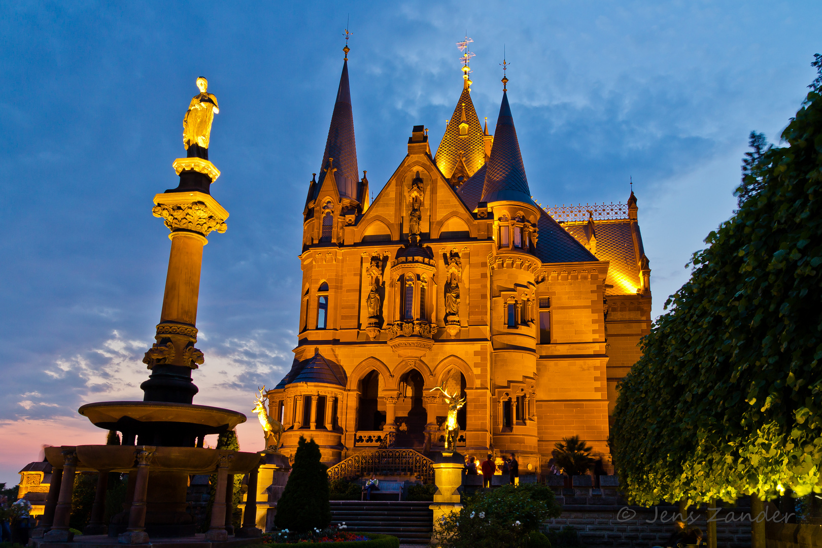 Schloss Drachenburg bei Nacht ...