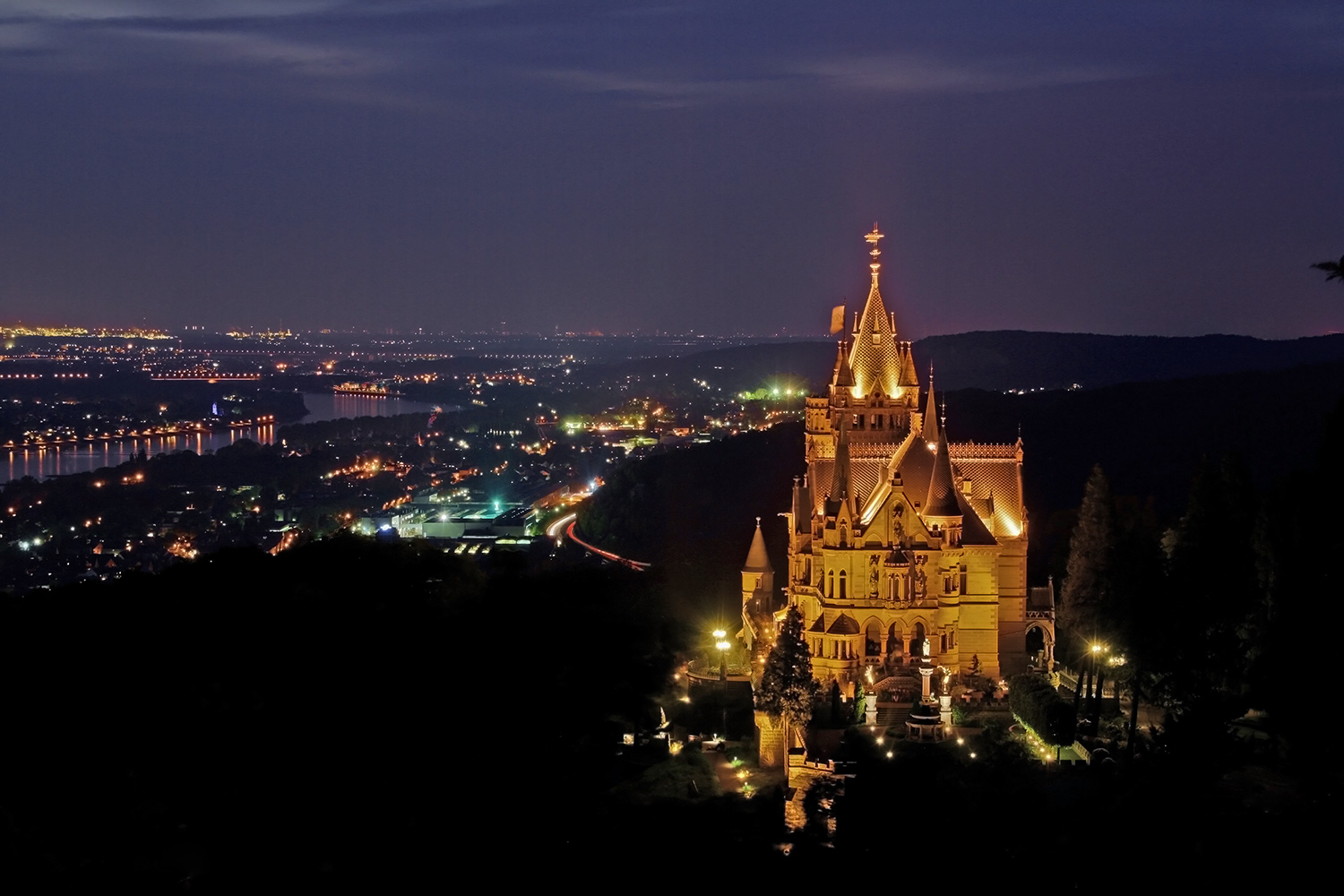 | Schloß Drachenburg by night |