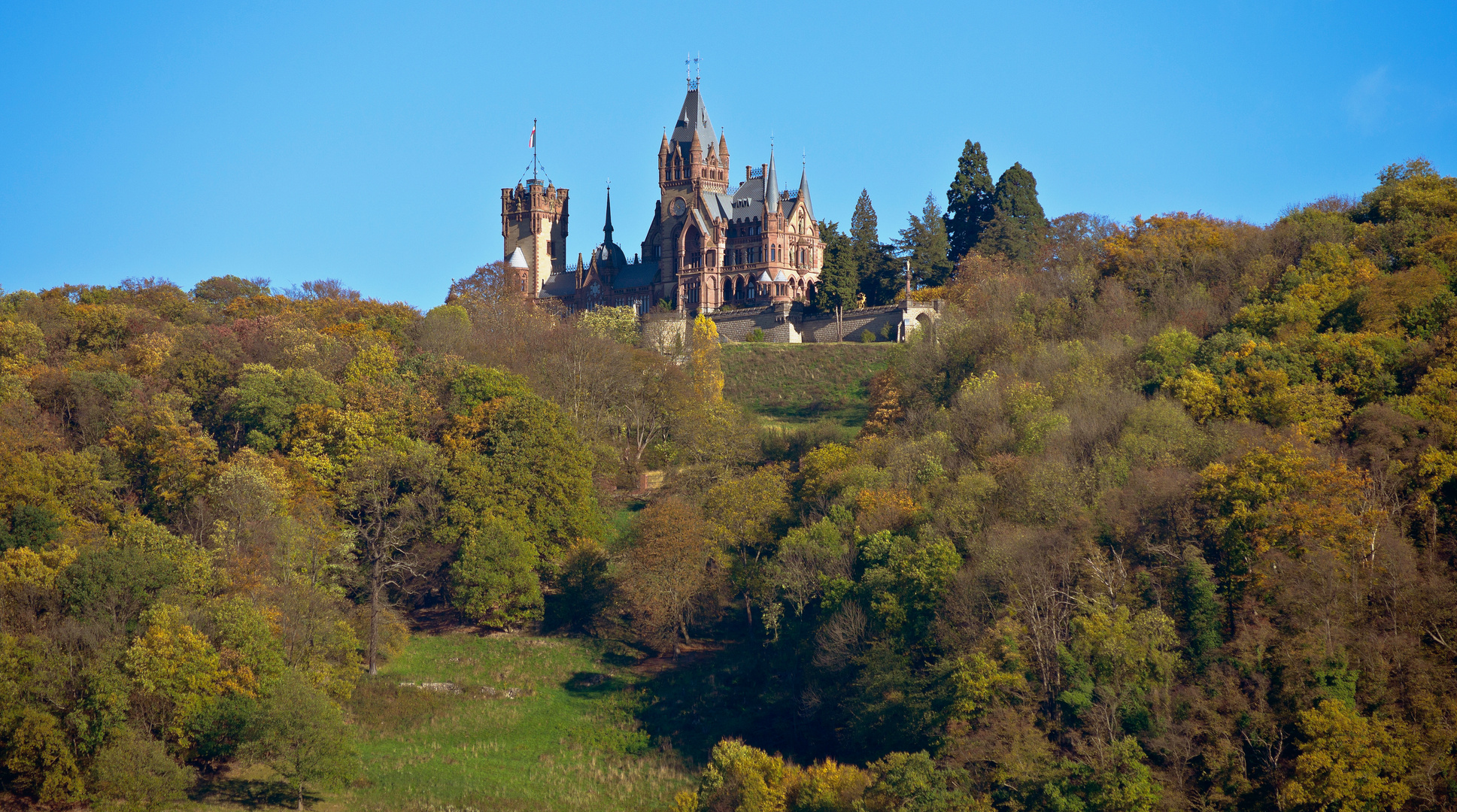 Schloss Drachenburg in Herbstfarben