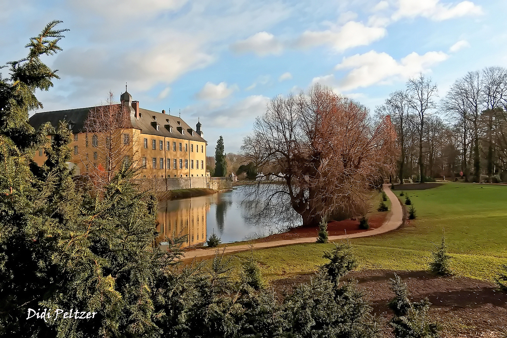 Schloss Dyck: Blick von einem Podest auf´s Herrenhaus, den Schlossweiher und den Park ...