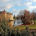 Schloss Dyck: Blick von einem Podest auf´s Herrenhaus, den Schlossweiher und den Park ...