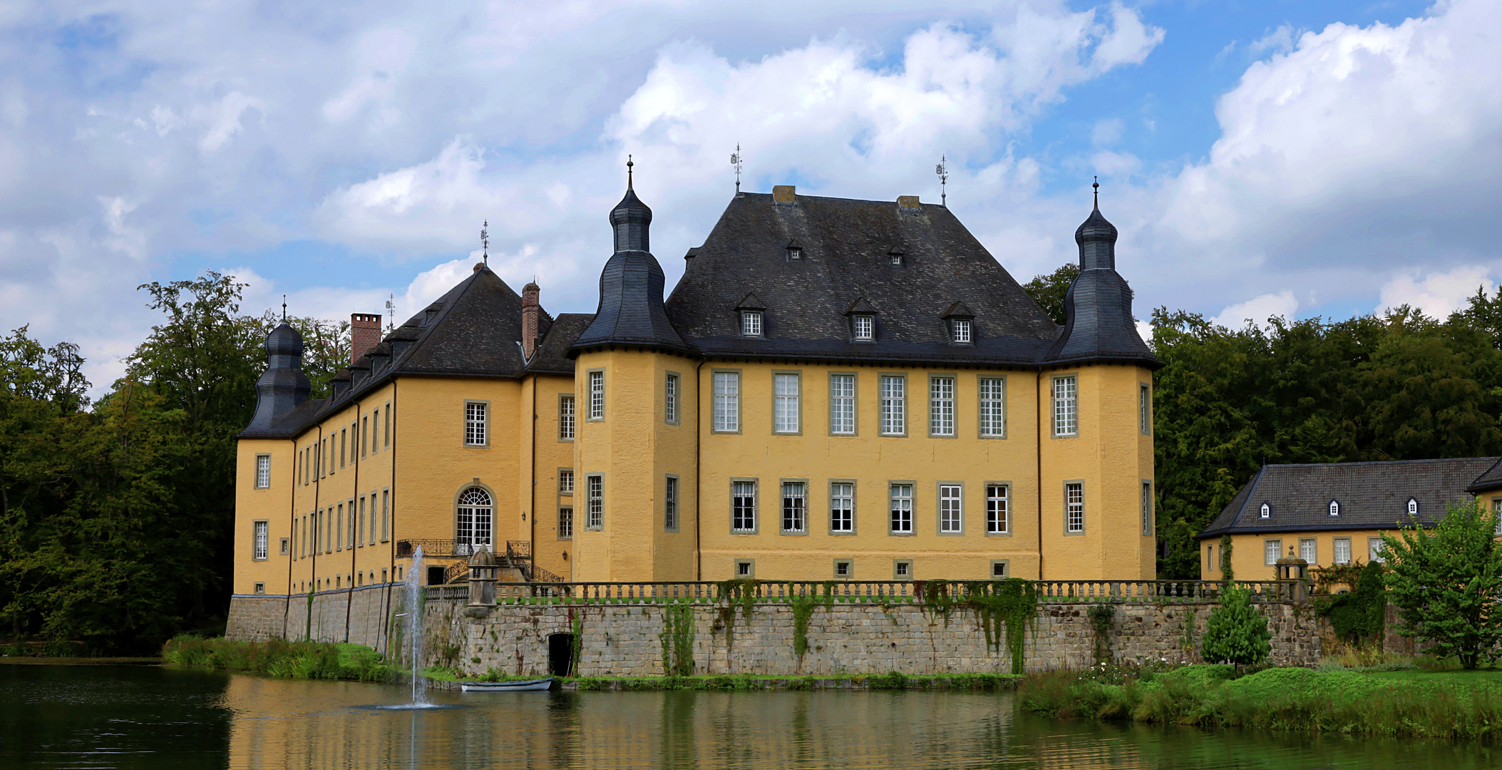 Schloß Dyck  - Hochschloß und Wassergraben