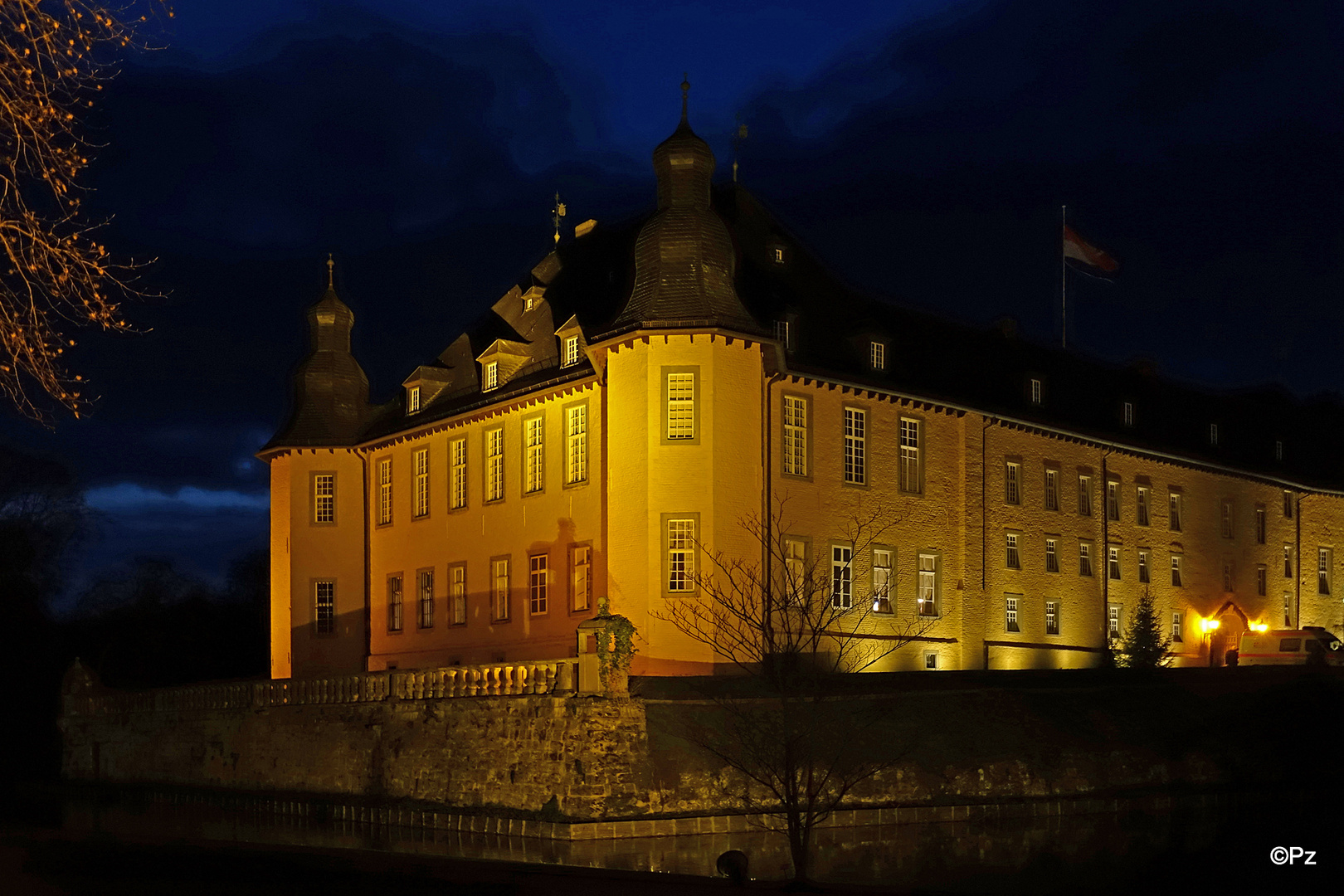 Schloss Dyck im Glanz der Beleuchtung ...
