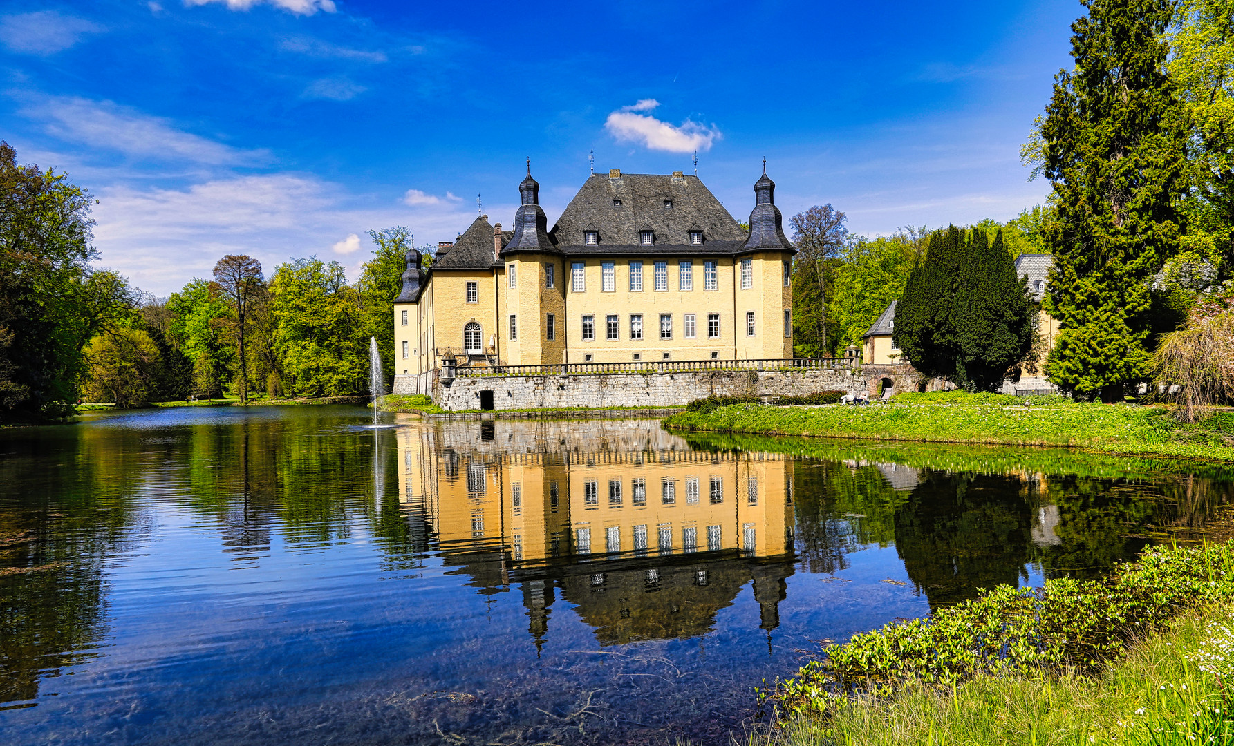 Schloss Dyck im Spiegel