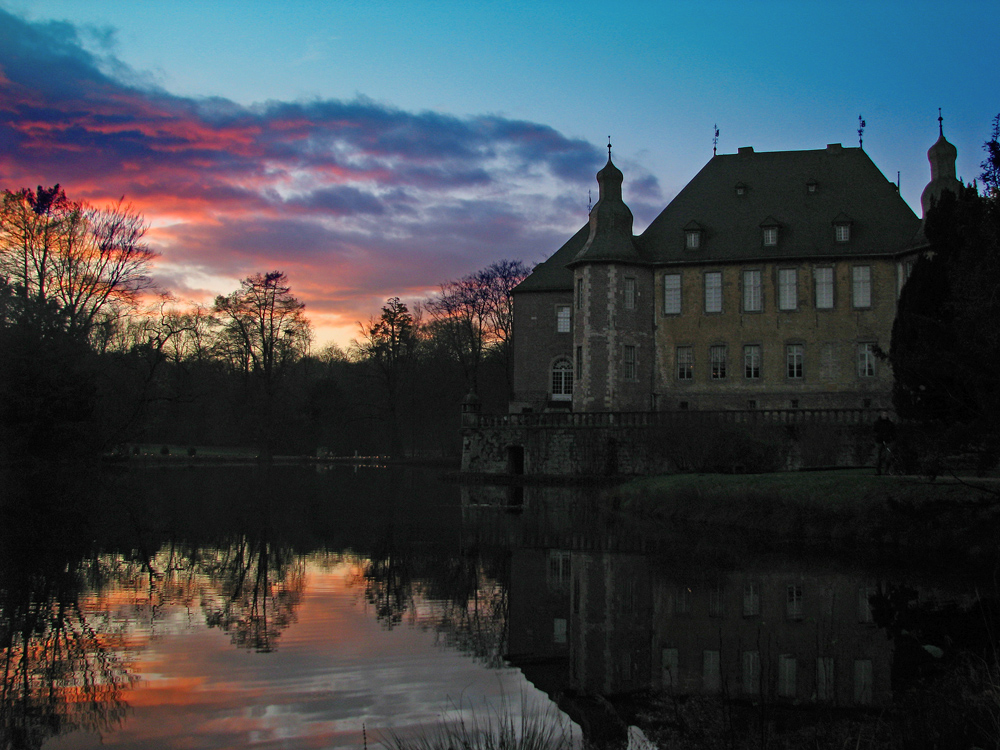 Schloß Dyck in der Abenddämmerung