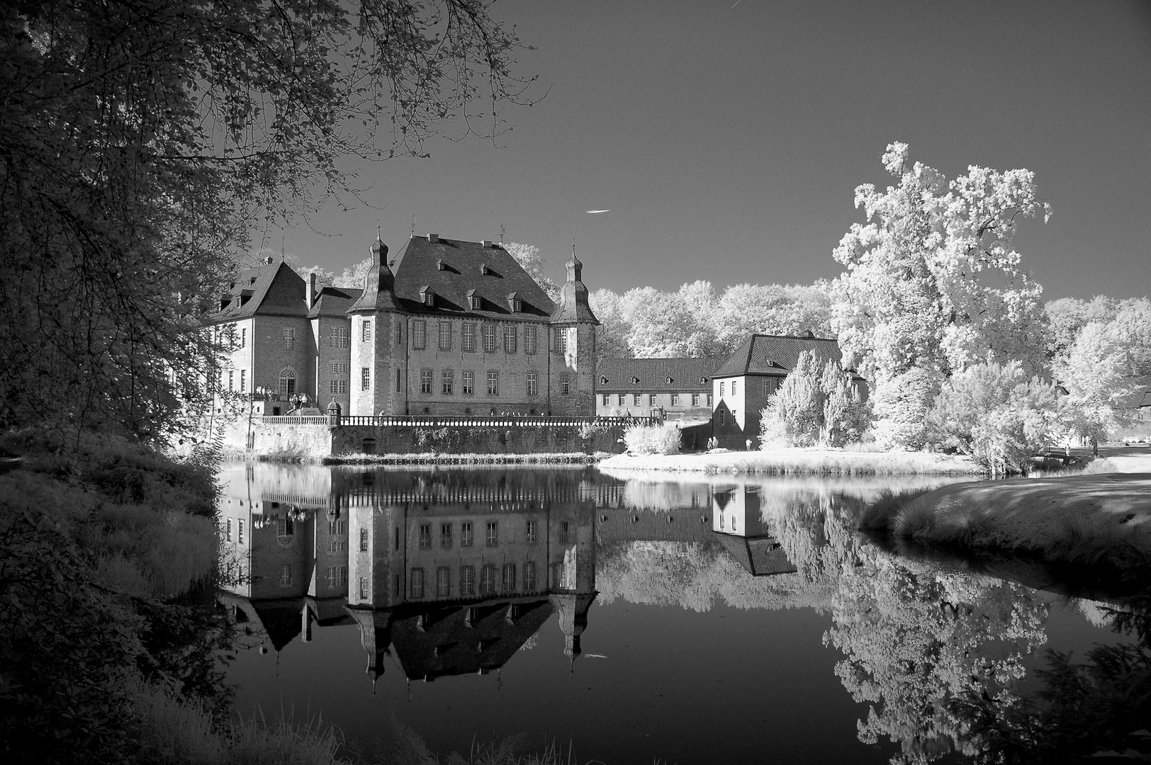 Schloß Dyck in Grevenbroich mi IR Filter