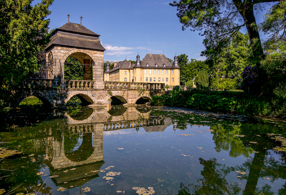 Schloss Dyck mit Hochzeitsbruecke