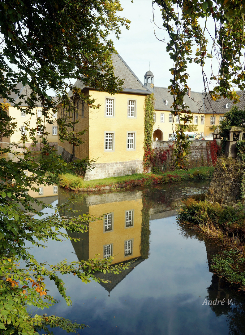 Schloss Dyck mit Spiegelung