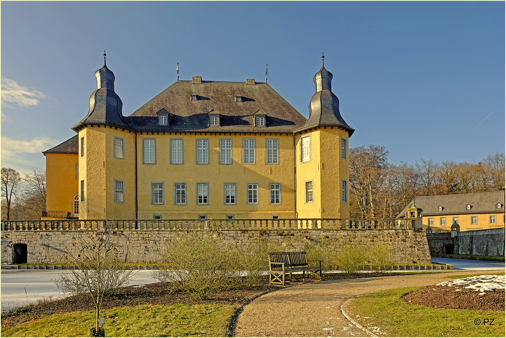 Schloss Dyck vom Park aus gesehen ...