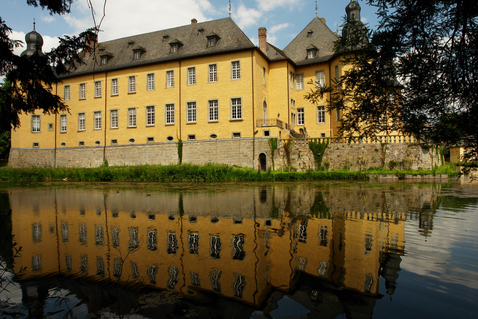 Schloß Dyke gspiegelt