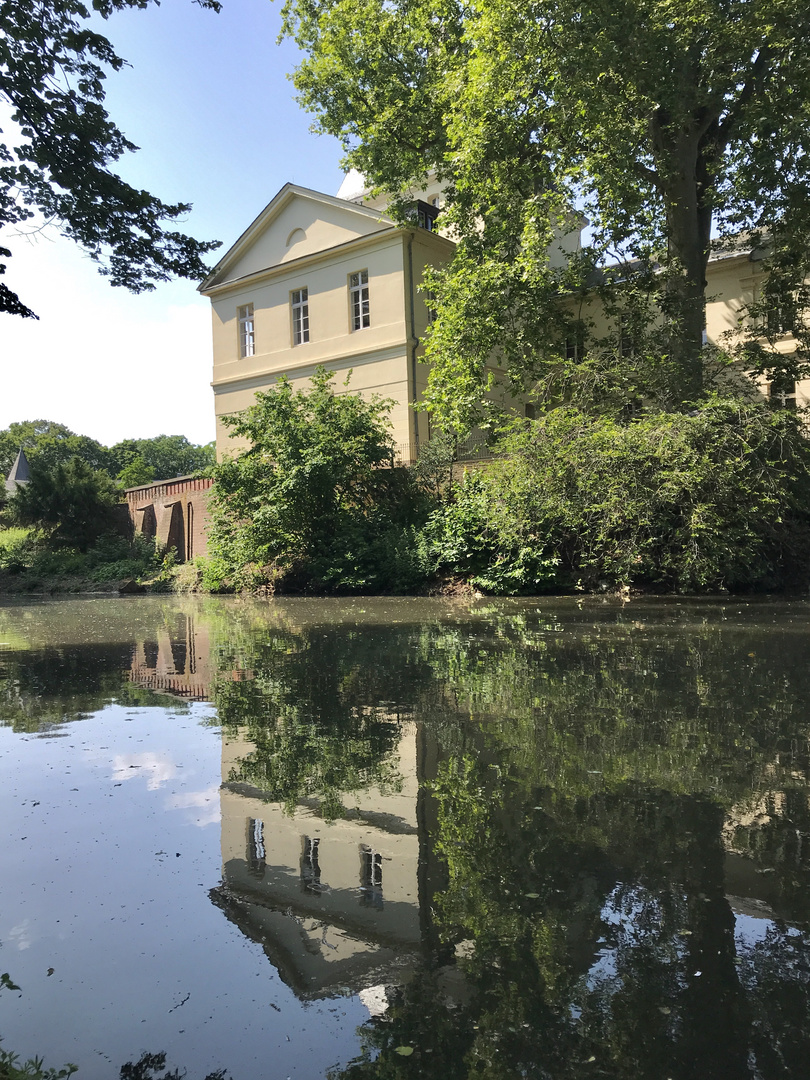 Schloss Eller im Spiegel 